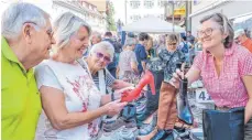  ??  ?? Verkaufsof­fener Sonntag: Schicke Schuhe und vieles mehr sind sehr gefragt.