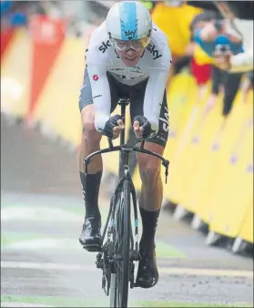  ??  ?? Chris Froome llegando a la meta de la contrarrel­oj individual inaugural del Tour