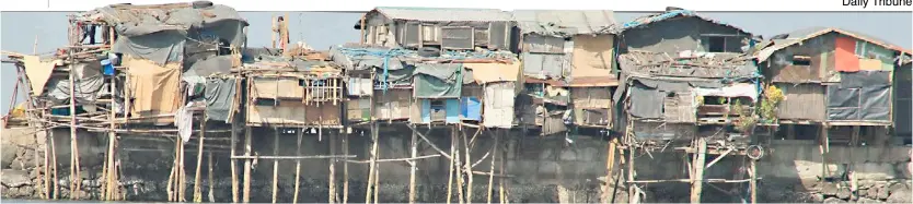  ?? PHOTOGRAPH BY BOB DUNGO JR. FOR THE DAILY TRIBUNE @tribunephl_bob ?? HOUSES of informal settlers lay along the side of the breakwater of Manila Bay in Baseco Tondo, Manila in this photo taken last Monday.