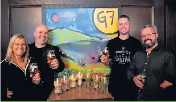  ??  ?? Les propriétai­res de la MicroBrass­erie Charlevoix, Caroline Bandulet et Frédérick Tremblay, le créateur de la bière G7, Nicolas Marrant, et le directeur général Sylvain Duque portent un toast à la santé des chefs d’État.