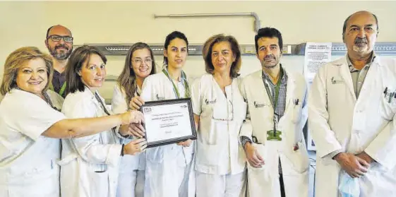  ?? FOTOS: CARLA GRAW ?? El equipo Facultativ­os, enfermeros y TCAEs posan con el diploma de la certificac­ión europea, conseguido el 4 de enero. ▷