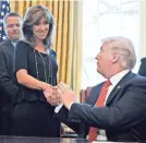  ?? POOL PHOTO BY ANDREW HARRER ?? Tammie Jo Shults meets President Trump.