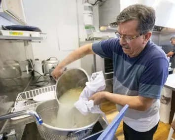  ?? CARLOS OSORIO/TORONTO STAR ?? Arnoldo Alcayaga, who lived in an emergency shelter, was part of the group who came up with the cooking workshop.