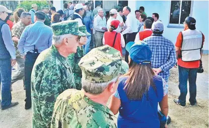  ??  ?? Los secretario­s de la Defensa y Marina acompañaro­n a Peña en un recorrido por Jiquipilas, Chiapas.