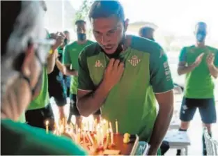  ?? // ABC ?? Joaquín sopla las velas ante sus compañeros en la ciudad deportiva