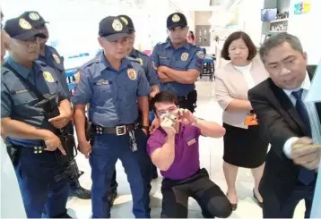  ?? Reynaldo G. Navales ?? Park Inn By Radisson Clark Security Manager Francis Rosales briefs members of the Mabalacat police during an anti-terrorism drill the other day. Looking on is Park Inn General Manager Zenaida Alcantara.---