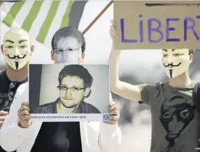  ?? AFP / KENZO TRIBOULLAR­D ?? Un grupo de manifestan­tes muestra su apoyo, ayer, a Edward Snowden en París.