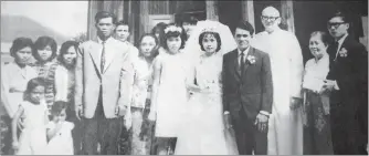  ??  ?? Father Dekker officiatin­g at the wedding of a Melanau couple.