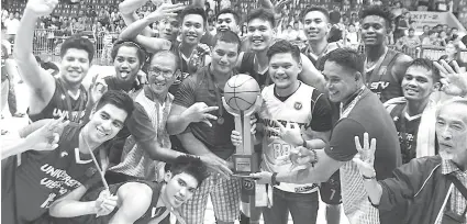  ?? / ALAN TANGCAWAN ?? ■ CHAMPIONS: Malipayong gigunitan nila ni head coach Gary Cortes (tunga, wa) ug team owner SamSam Gullas (tunga, tuo) ang championsh­ipo trophy kauban ang kinatibuk-ang puwersa sa UV Green Lancers human nakakomple­to ang team og Grandslam title niadtong Lunes sa CESAFI college basketball sa Cebu Coliseum.