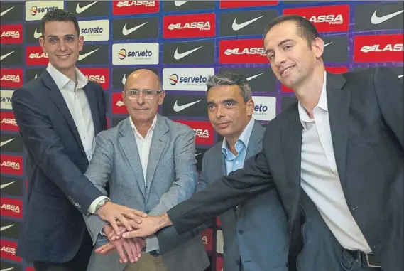  ?? FOTO: PERE PUNTÍ ?? Rodrigo de la Fuente, Joan Bladé, Albert Soler y Pere Capdevila unen sus manos. Ellos cuatro liderarán, junto al técnico Georgios Bartzokas, el nuevo modelo del basket azulgrana