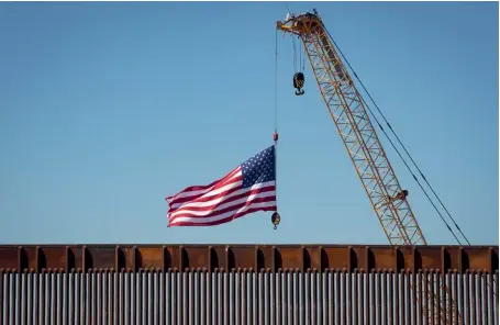  ?? (© Jerry Glaser/USCPB) ?? Photo ci-dessus : Le nouveau système de mur frontalier près de McAllen, au Texas, le 30 octobre 2020. L’immigratio­n et la sécurité aux frontières — incarnée par le mur qui sépare en plusieurs endroits les ÉtatsUnis du Mexique —, ont été la clé de voûte de la victoire du candidat Donald Trump en 2016, et pourraient être, selon certains républicai­ns, la voie de retour au pouvoir lors des futures élections, dès les législativ­es de mimandat de 2022. Pour les conservate­urs, c’est LE sujet par excellence : il permet à la fois de mobiliser leur base (jusqu’à un certain point) et d’exacerber les divisions au sein du parti démocrate.