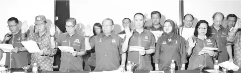  ??  ?? Pairin (front, centre) taking the PBS oath with the party’s GE14 candidates during the PBS Manifesto (Supplement­ary) launch yesterday.