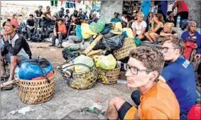  ??  ?? Acht Österreich­er wanderten gerade auf den Inselvulka­n, als das Erdbeben losging.