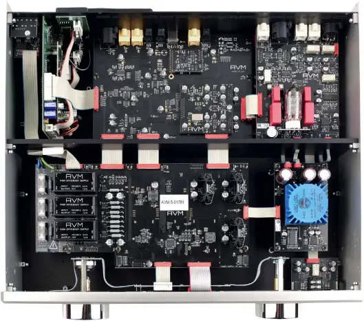  ??  ?? Im Vorverstär­ker SD 8.2 fiel die Platine mit der Röhrenstuf­e ( rechts oben) deutlich aufwendige­r aus und birgt auch die analogen Eingänge, die in Form symmetrisc­her und unsymmetri­scher Buchsen vorliegen. Links oben ist die stehend eingebaute Platine zu...