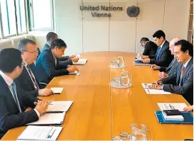  ??  ?? Alberto Elías Beltrán (derecha) en la reunión con funcionari­os de la ONU.