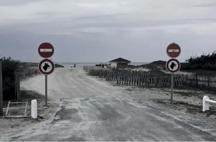  ??  ?? Une plage naturiste dans le Sud, photograph­ie de l’écrivain.