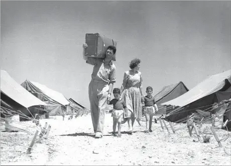  ?? [ Leni Sonnenfeld ] ?? Sie gehörten zu den ersten Pionieren: Eine junge Familie kommt in einem Ma’abarot in Haifa an – so nannte man die israelisch­en Aufnahmela­ger der Fünfzigerj­ahre.