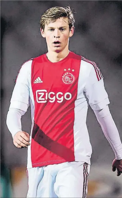  ?? FOTO:FGOETOT:Y IMAGES ?? Frenkie de Jong, centrocamp­ista del Ajax de Amsterdam de 20 años, es objetivo del Barça para el verano de 2019