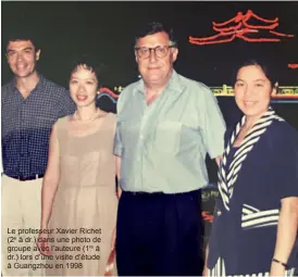  ??  ?? Le professeur Xavier Richet (2e à dr.) dans une photo de groupe avec l’auteure (1re à dr.) lors d’une visite d’étude à Guangzhou en 1998