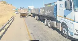  ?? / BERNARD CHIGUVARE/GROUNDUP ?? Truckers wait in long queues to cross into Zimbabwe at Beitbridge border post since the lockdown started.