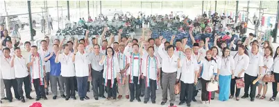  ??  ?? MOSITUN memimpin laungan ‘Bersatu’ sebanyak tiga kali.