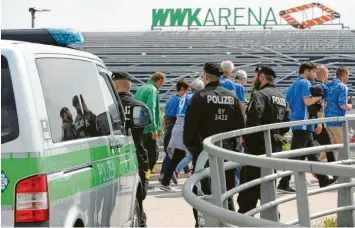  ?? Archivbild: Michael Hochgemuth ?? Wenn ein Bundesliga­spiel in Augsburg ansteht, bedeutet das auch für die Polizei einen Großeinsat­z. In der vergangene­n Spielzeit lag der Zuschauers­chnitt beim FC Augsburg bei 28 615 Besuchern.