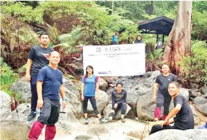  ??  ?? AHMAD Zaki (depan-kiri) bersama warga kerja dan pelajar UMS semasa mengenalpa­sti kawasan pelanconga­n gunung berapi di Taman Bukit Tawau.