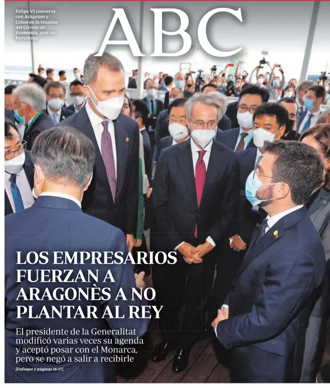 ??  ?? Felipe VI conversa con Aragonès y Colau en la reunión del Círculo de Economía, ayer en Barcelona