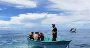  ?? CORTESÍA DE ATÓMICA FILMS ?? ¡No solo apagan fuegos! En el mar los bomberos también salvan vidas.