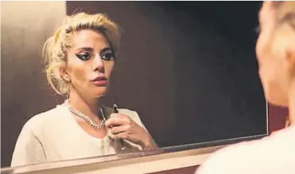  ??  ?? Espejito, espejito. Lady Gaga confronta miedos e insegurida­des en el documental “Five Foot Two”.