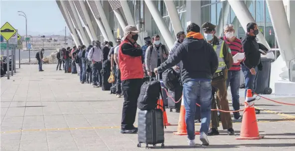  ??  ?? ► El alcalde dice que lunes, miércoles y viernes son los días de cambio de turno de las mineras, con 18 vuelos diarios que llegan y salen de Calama.