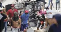  ?? AP ?? Cotiza. Manifestan­tes antigubern­amentales chocan con las fuerzas de seguridad que muestran su apoyo a la sublevació­n militar en el barrio de Cotiza, en Caracas.