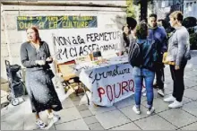  ?? - Crédits : DE ?? Carrefour Saint-Etienne, les parents d’élèves informent la population venue faire son marché.