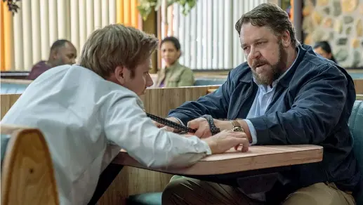  ??  ?? Minaccioso
Il premio Oscar Russell Crowe (56 anni) afferra per la cravatta l’avvocato Andy (Jimmi Simpson, 44) in una scena di «Il giorno sbagliato», thriller psicologic­o diretto da Derrick Borte