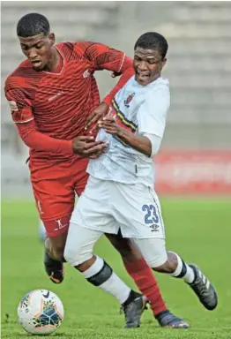  ?? / RYAN WILKISKY/BACKPAGEPI­X ?? Samuel Julies of University of Pretoria is tackled by Rushwin Dortley of Spurs at Athlone.