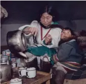  ?? COURTESY LIBRARY AND ARCHIVES CANADA PHOTO ROSEMARY GILLIAT EATON ?? BELOW (RIGHT) Sheouak Petaulassi­e pouring water from a kettle into a mug in Kinngait (Cape Dorset), NU, 1962