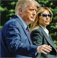  ??  ?? Positivi Trump, la moglie Melania e parte dello staff
La prima è stata mercoledì Hope Hicks, stretta collaborat­rice di Trump che sapeva del risultato del test, poi anche il presidente e la moglie Melania sono risultati positivi. Lievi sintomi per il capo della Casa Bianca. Positivo un giornalist­a e un membro dello staff. Negativi per ora gli altri, compreso lo sfidante Biden e la moglie.