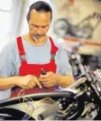  ??  ?? Mindestens 350 Stunden Handarbeit investiert Habermann in jedes Motorrad.