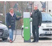  ?? FOTO: INNOGY ?? An der Pastoratst­raße weihten Bürgermeis­ter Klaus Kleinenkuh­nen (links) und Innogy-Manager Frithjof Gerstner die zweite Strom-Zapfsäule der Gemeinde ein.