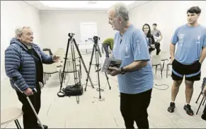  ?? FOTO: EFE ?? Entre entrenador­es Marcelo Bielsa charla con Mikel Etxarri ayer en Donostia