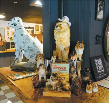  ??  ?? Objets faisant la promotion ou rendant hommage à Lassie, de la célèbre série télé américaine du même nom.