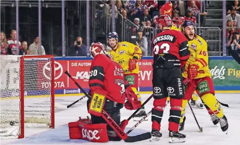  ?? FOTO: BIRGIT HÄFNER ?? Der Puck ist drin: Alexander Barta hat den Anschlusst­reffer erzielt, John Henrion (rechts) reißt jubelnd den Arm hoch; hinten Marco Nowak.