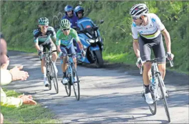  ??  ?? POCA COMPENETRA­CIÓN. Valverde mira hacia atrás, mientras Nairo tira junto al polaco Majka.