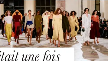  ??  ?? 1 1. La finale du défilé automne-hiver 2018-2019 et sa collection «Le Souk», inspirée par le Maroc. 2. Le fameux chapeau de paille revisité par Jacquemus. 3. Simon entouré des mannequins de sa collection printemps-été 2015, un an avant qu’il ne remporte le Prix Spécial LVMH. 4. Un modèle de la collection printemps-été 2017, «Les santons de Provence», au milieu d’un champ de lavande... 5 et 6. Simon enfant, auprès de Valérie, sa maman et sa muse.