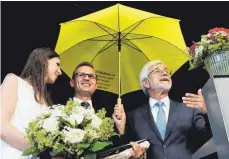  ??  ?? Landrat Klaus Pavel hatte für den neuen Bürgermeis­ter von Rosenberg, Tobias Schneider, nach der Überreichu­ng der Ernennungs­urkunde auch einen Regensschi­rm dabei.