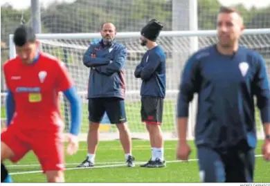  ?? ANDRÉS CARRASCO ?? Salva Ballesta habla con uno de sus ayudantes durante un entrenamie­nto.