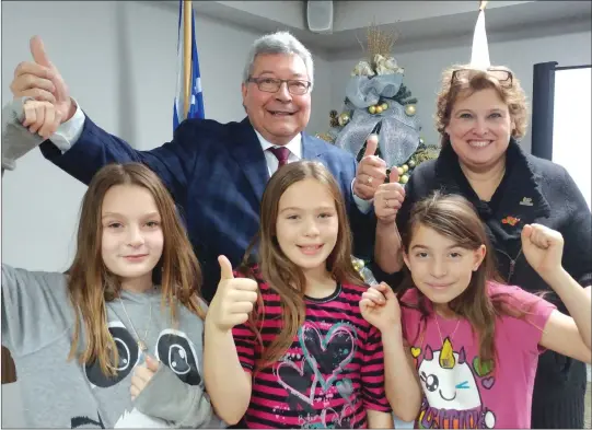  ?? GORDON LAMBIE ?? Saint-francois MNA Guy Hardy and Waterville Mayor Nathalie Dupuis celebrate new funding for the town's plan to build a splashpad with La Passerelle elementary school students Léanie Delorme, Élizabeth Houle, and Jasmine Marcoux