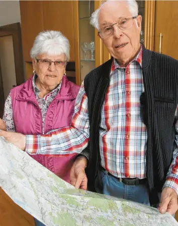  ?? Foto: Annette Zoepf ?? Viele Jahre haben Maria und Alois Kiefer auf Wander- und Straßenkar­ten ihre Routen ausgetüfte­lt. Jetzt haben sie die Wanderunge­n der Seniorenfa­chstelle an einen Nachfolger übergeben.
