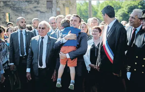  ?? STEPHANE MAHE / REUTERS ?? Macron visitó Oradour-sur-Glane, escenario de una matanza nazi, acompañado de Robert Hebras, su último supervivie­nte (a la izquierda)