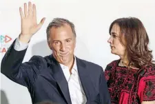  ??  ?? En compañía de su esposa Juana Cuevas, José Antonio Meade acudió a la sede nacional del PRI, donde reconoció que las tendencias del voto no le favorecían.